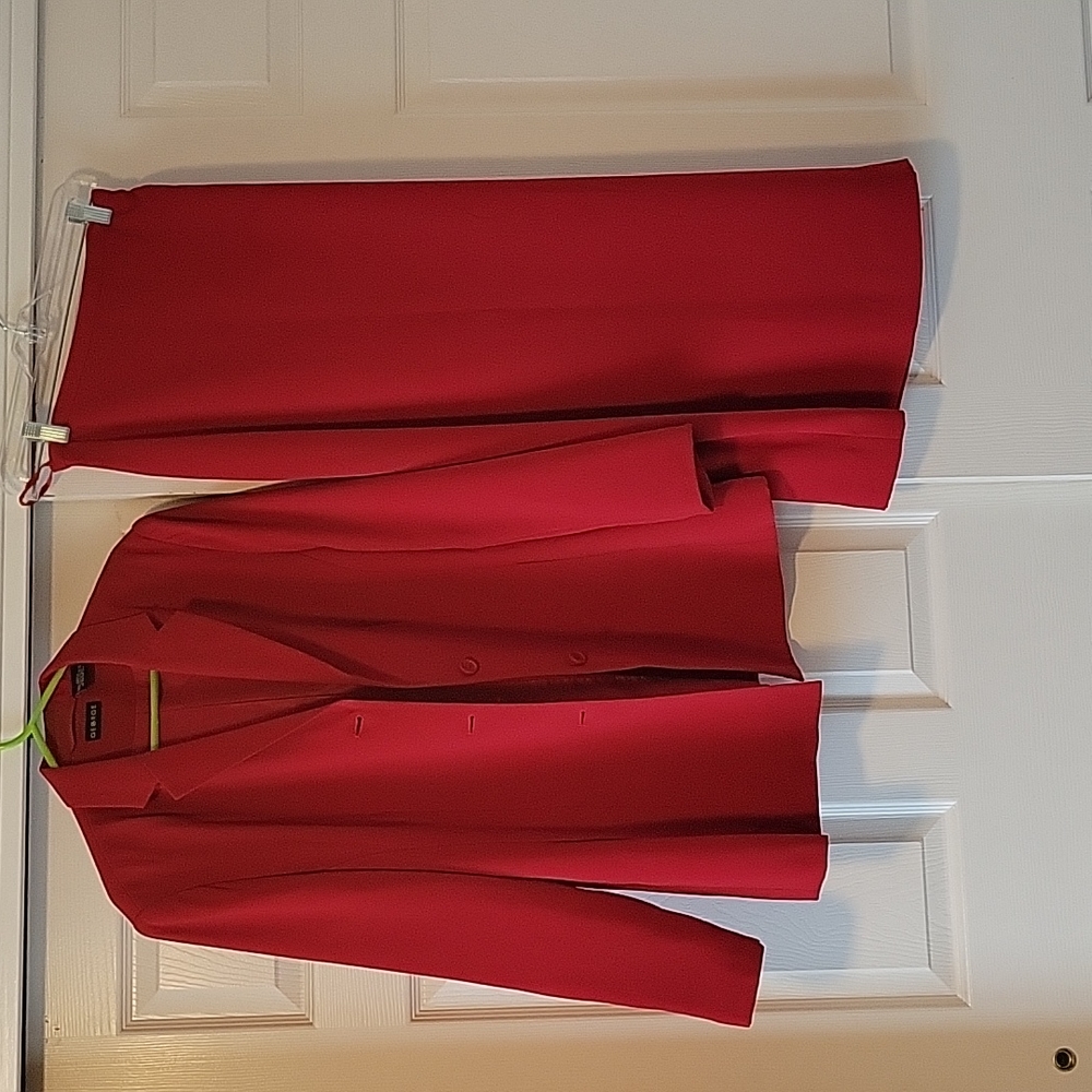 Ladies suit, adding pictures of the skirt as requested.